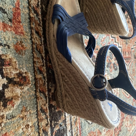 Free in Bundle- AE Wedge Sandals - Picture 4 of 9